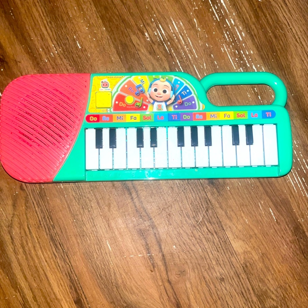 M Selling a cocomelon kids toy